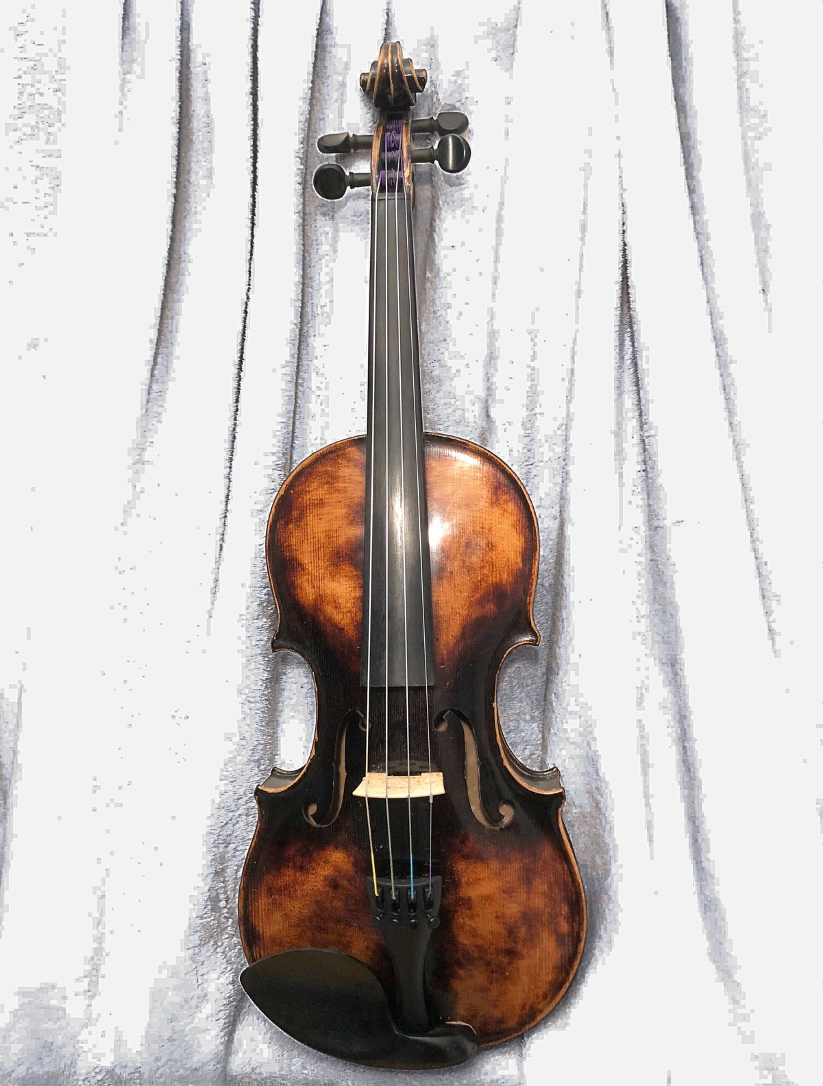 Close-up van een klassieke viool met warme belichting